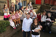 (Vidéo) La plus grande famille du Royaume-Uni attend son 18e enfant